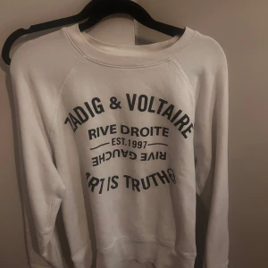Vit tjocktröja  från Zadig & Voltaire - Säljer en vit sweatshirt från Zadig & Voltaire med tryck på framsidan. För mer info och bilder kontakta gärna💕.