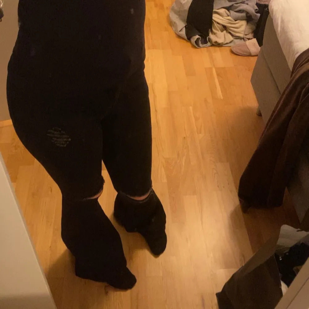 Dom är använda 1 gång så det finns inga defekter på dom. Dom är även stretchiga. För refernes är jag 172 och dom släpar i marken🤍. Farkut & Housut.