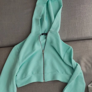Mintgrön croppad hoodie/kofta - Snygg mintgrön/blå croppad hoodie. Väldigt snygg💙🩵🩵🩵🩵