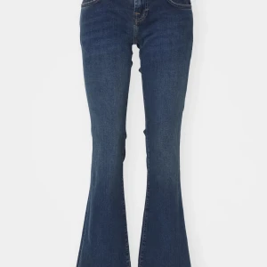 Blå ltb jeans - Mörkblå jeans från ltb, modell Roxy. Säljer eftersom de inte kommer till användning. Nypris: 799kr, priset kan diskuteras. Använda ett fåtal gånger men inga defekter. Storlek: 25/32. Skriv privat för fler bilder⭐️ 