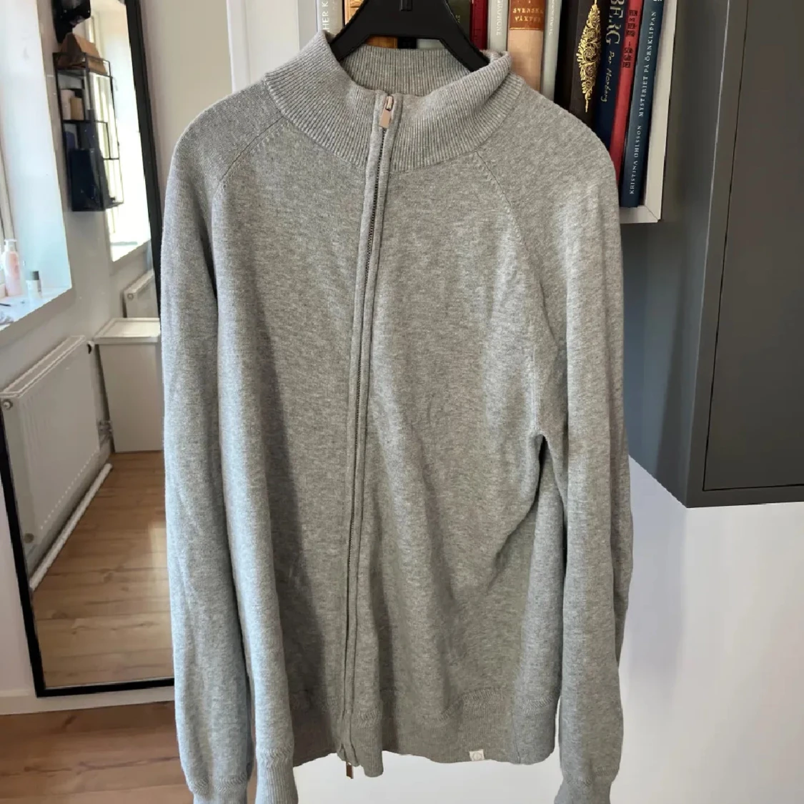 Grå kofta med dragkedja - 2