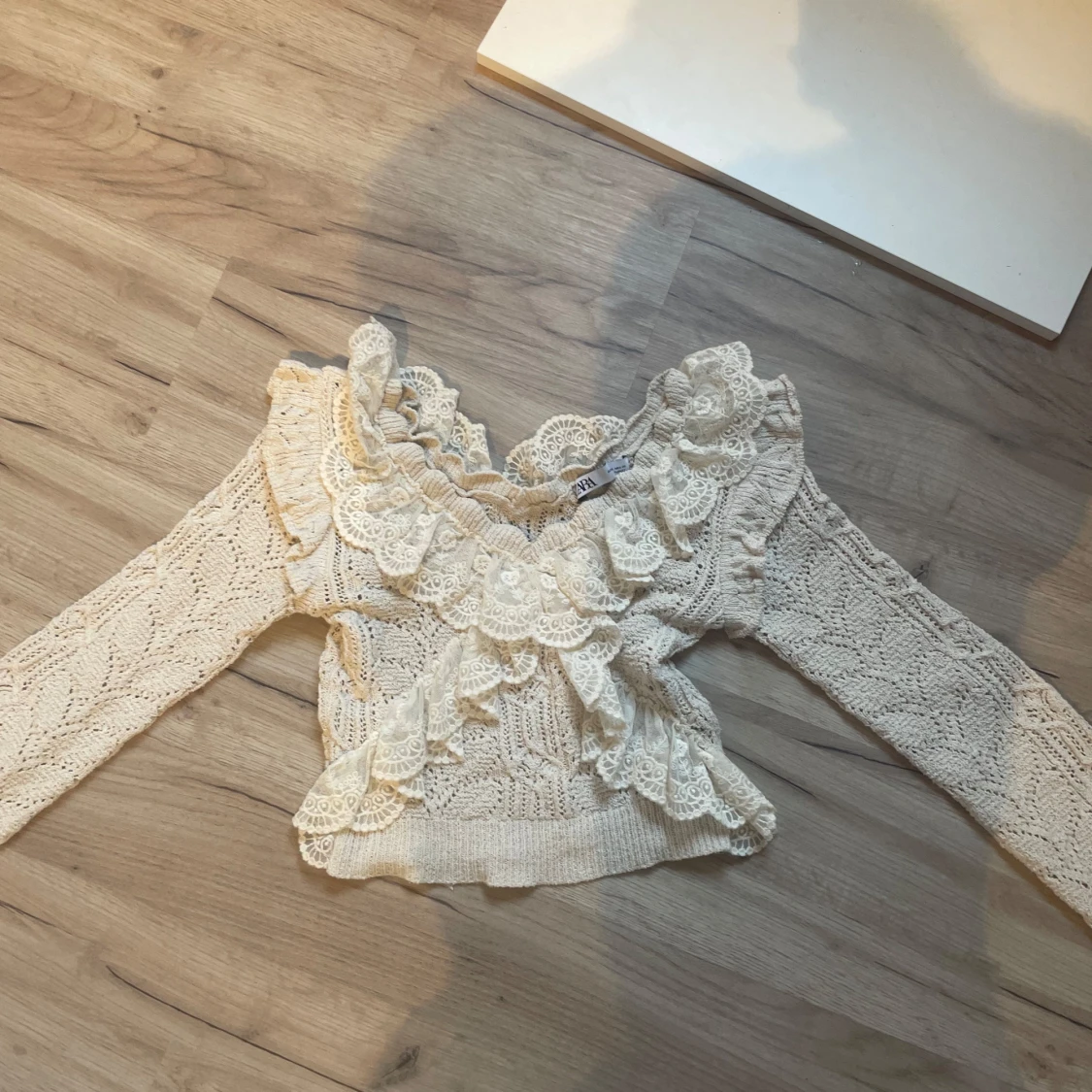 Vit spetsblus med volanger - 2