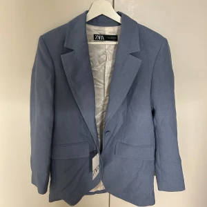 Blå kavaj från Zara - Superfin blå kavaj från Zara. Helt oanvänd med prislapp kvar. Säljer då den inte passar. Nypris 699kr, använd gärna köp nu!🩵