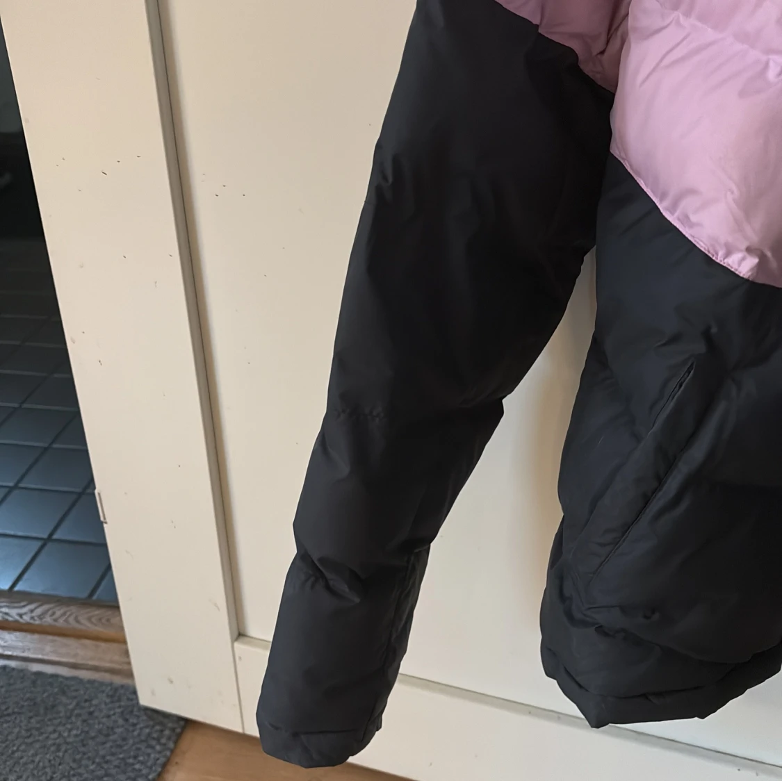 Svart och rosa pufferjacka från Nike - 2