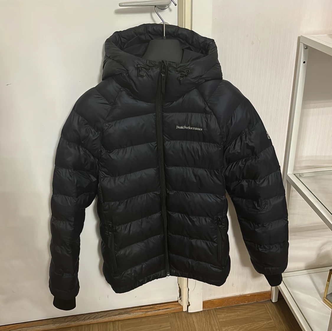 Svart dunjacka från Peak Performance