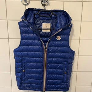 Moncler  - Moncler väst jätte bra skick använd några gånger bara, storlek 2