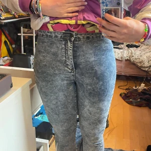 Acid wash jeans från Denim Co. - Snygga acid wash jeans från Denim Co. i en klassisk blå färg. De har en hög midja och en skinny passform som ger en stilren look. Perfekta för att ge din outfit en retro touch.