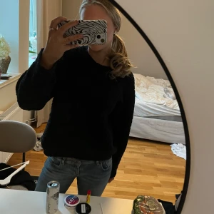 Svart stickad tröja - Svart stickad från Gina. Lite nopprig dock är matrialet så.