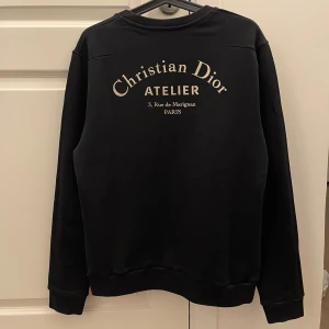 Svart Atelier Logo sweatshirt - Storlek Large som passar mellan M och L. mycket bra skick! 