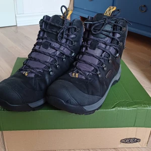 Keen-Revel IV Mid Polar - Vinterskor  - Jag säljer mina Keen-Revel IV Mid Polar vinterskor. Jag köpte dem för två veckor sedan och har endast använt dem i två dagar. Tyvärr är de för stora för mig.