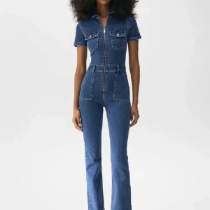 Trendig jeans jumpsuit med dragkedja - (TRYCK EJ PÅ KÖP NU DÅ MÅNGA STÅR PÅ KÖ) Supersnygg och trendig jeans jumpsuit från Pull&Bear! Korta ärmar och dragkedja framtill. Högmidjad passform och klassisk krage. Perfekt för att antingen stylea upp eller ned☺️Endast använd två gånger och superfint skick! Ordinarie pris ca 600 kr. 