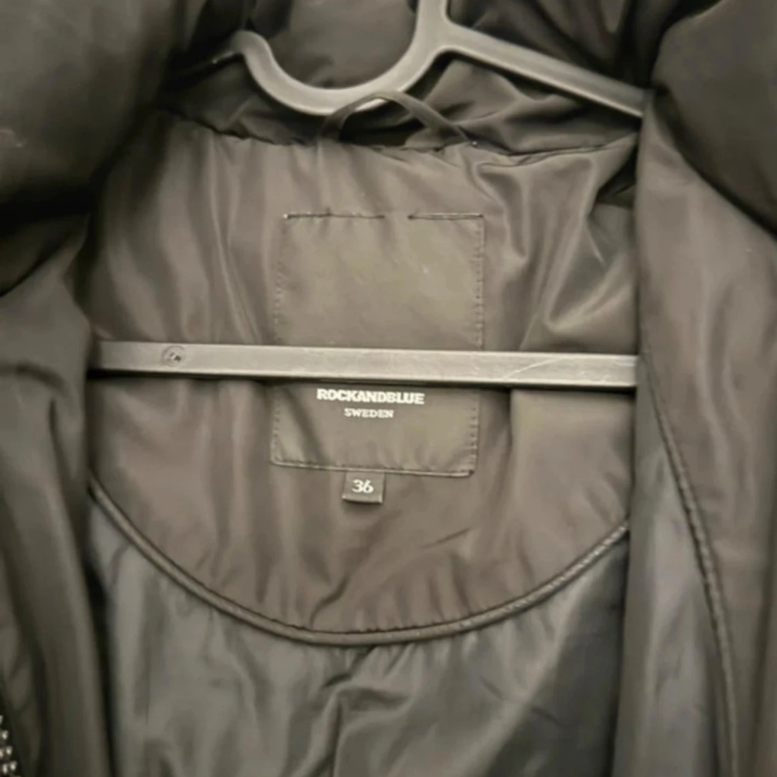 Svart dunjacka från Rockandblue