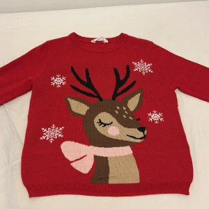 Röd jultröja med renmotiv från Primark - Säljer en söt röd jultröja från Primark med ett gulligt renmotiv och snöflingor. Tröjan har långa ärmar och är perfekt för julfirandet. Den är tillverkad i ett mjukt material som håller dig varm och bekväm. Perfekt för att sprida julstämning! 🎄