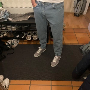 Blå jeans från Pull&Bear - Säljer ett par klassiska blå jeans från Pull&Bear. De har en straight passform och är tillverkade i ett bekvämt denimtyg. Perfekta för en avslappnad stil.