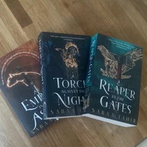 An Ember in the Ashes av Sabaa Tahir - Säljer en spännande bokserie av Sabaa Tahir. Serien inkluderar 'An Ember in the Ashes', 'A Torch Against the Night' och 'A Reaper at the Gates' helt oanvända och nya. Perfekt för fantasyälskare som gillar episka berättelser och fängslande världar. Böckerna har vackra omslag med mystiska och dramatiska illustrationer. Perfekt för att försvinna in i en annan värld! 📚✨