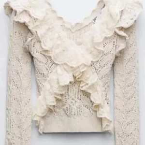 Zara Beige spetsblus med volangdetaljer - Topp från Zara knappt använd 