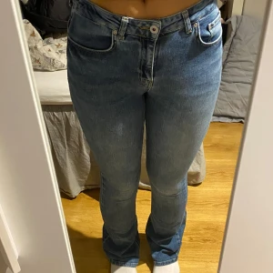 Blå midwaist jeans  - Blå midwaist jeans från Grunt, fint skick!