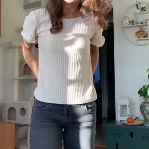 Vit ribbad topp - Ljusrosa topp/ t shirt, fint skick vet inte vart den är ifrån 