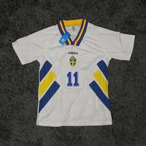 Sverige VM 1994 Bortatröja  - Snygg och fräsch fotbollströja, då den aldrig har använts. Storlek S. Pris ej hugget!