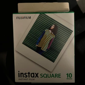 Fujifilm Instax Square Instant Film - Jag säljer denna instax square film 10 sheets.  Tyvärr så är det öppet för märkte då att jag köpte fel film till kameran.