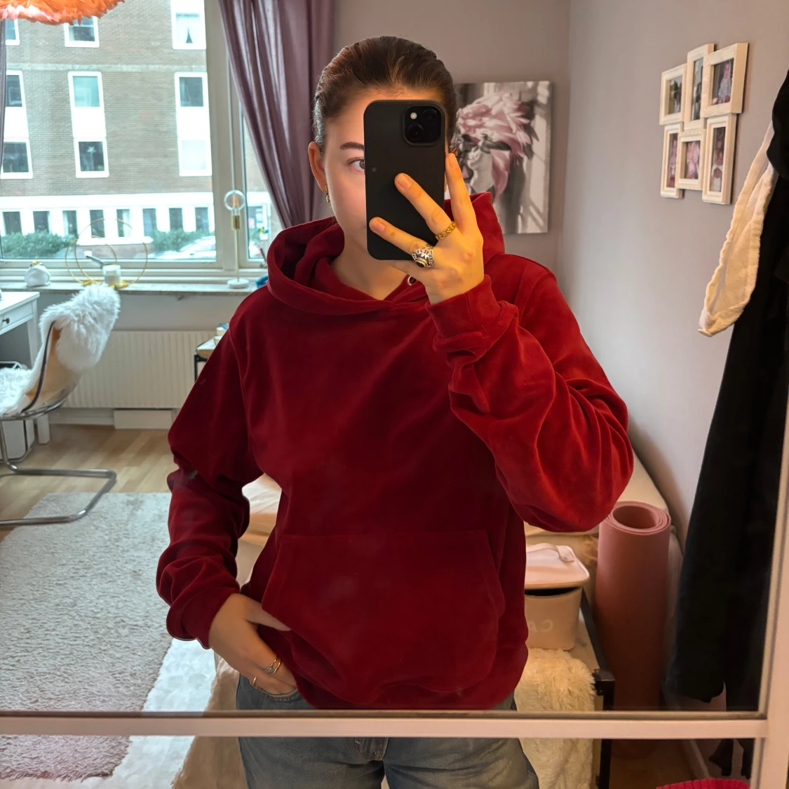 Röd hoodie i sammet