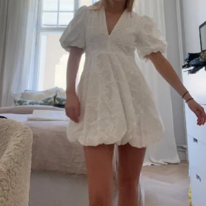 Vit klänning med puffärmar från Zara - Säljer denna fina klänning från Zara med puffiga kortärmar!! Passar perfekt till studenten! Använd endast en gång så väldigt fint skick 