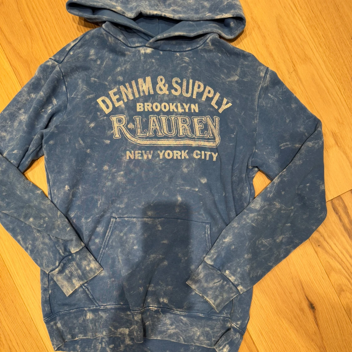 Blå hoodie från R. Lauren - 2