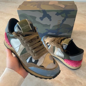 Valentino Rockrunners - Säljer dessa Valentino Rockrunners som passar storlek 42 ungefär. Lite slitna som syns på bilderna. Hör av er i PM vid övriga frågor.