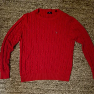 GANT - Röd Gant tröja i storlek 170. Mycket bra skick. Skicka gärna om ni har frågor!