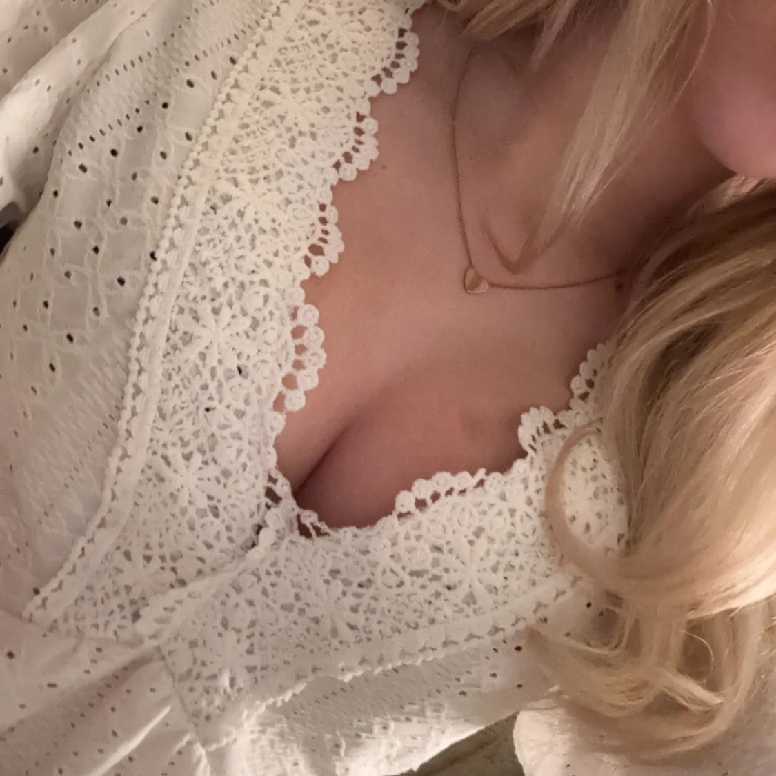 Vit blus med spetsdetaljer - 2