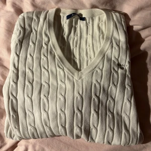 Vit stickad tröja från Gant - Vit kabelstickad tröja från gant med v-ringning 