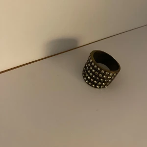 Fin ring med stenar  - Bredd ring med massor med små stenar . Har försökt att mäta så jag hoppas man kan se strl ☀️