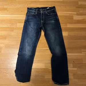 Mörkblå jeans från G-Star RAW - Snygga mörkblå jeans från G-Star RAW med klassisk femficksdesign och kontrastsömmar. Jeansen har en rak passform och är perfekta för en avslappnad stil. Märkeslappen i läder på baksidan ger en extra touch av stil. Använts 1 gång sikick är som nytt