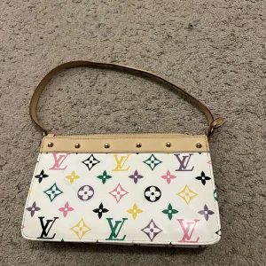 Väska - Vintage väska köpte secondhand. Vet ej vart den kommer ifrån första början. 