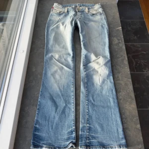 Lågmidjade jeans  - Snygga lågmidjade jeans, säljer då dem är för stora för mig, bra skick och snygga detaljer!