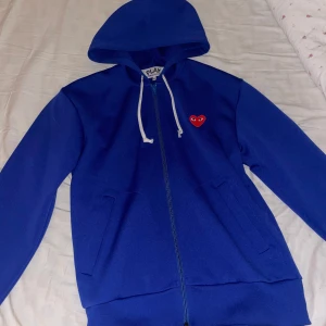 Comme des Garçons zip hoodie - Knappt använd.                                                               Kvitto finns, köpt för 2800