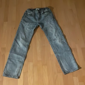 Blå jeans från Lindex - Säljer ett par klassiska blå jeans från Lindex. De har en rak passform och är tillverkade i ett slitstarkt denimtyg. Perfekta för en avslappnad stil.