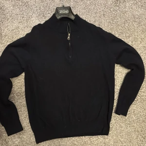 Oscar jacobsson quarterzip cashmere blend - Säljer en stilren marinblå tröja från Oscar Jacobson i storlek S. Säljer då den är lite för liten för mig som är 185