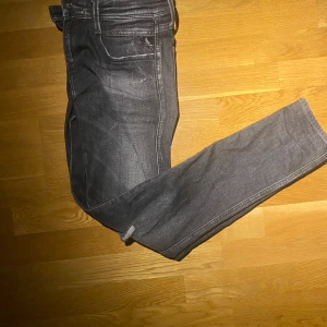 Grå jeans från Replay - Snygga grå jeans från Replay i modellen Anbass. De har en slim fit passform