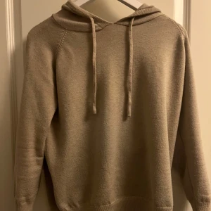 Beige merinoull hoodie - Säljer en stilren beige merinoull hoodie använd 2-3 gånger (nyskick) passar xxs 153-165cm