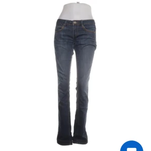 Blå bootcut jeans - Snygga blå bootcut jeans med låg midja. De är från lee men jag har köpt dem på sellpy💞💞