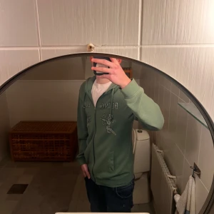 Bling lucid hoddie - Bra skick man får med en bling lucid piké vid köp av tröjan 