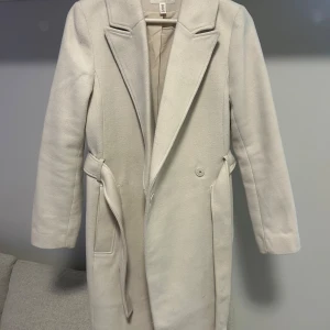 Beiga kappa - Beiga lång kappa. Storlek 36. Använd fåtal gånger 