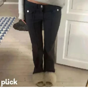 Svarta bootcut jeans - Säljer dessa populära och snygga svarta bootcut jeans  från H&M, dom har låg midja och knappar fram. Storleken är 32 och passar perfekt i längden för mig som är 163cm. 