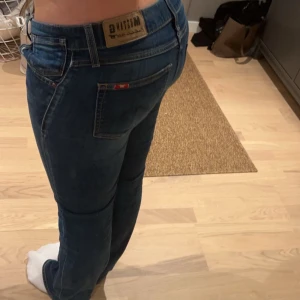 Lågmidjade jeans  - Säljer nu dessa lågmidjade jeansen med as snyggt tryck där bak, som tyvärr blivit lite för små i midjan💕Stl 27/32 men uppfattas snarare som 25/32 💞 Sparsamt använda💗 Skriv vid funderingar