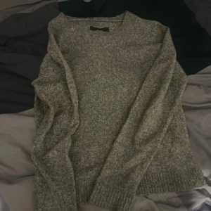 Grå/beige stickad tröja - Mysig grå/beige stickad tröja. Från Veromoda och köpes för 300. Knappt använd eftersom har liknande tröjor!