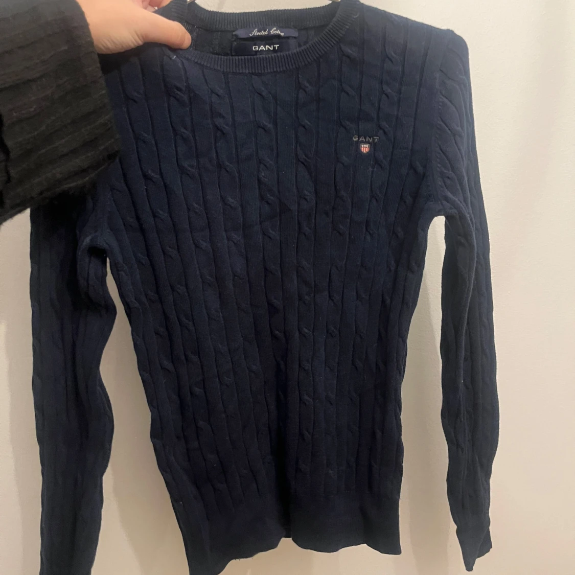 Mörkblå kabelstickad tröja från GANT
