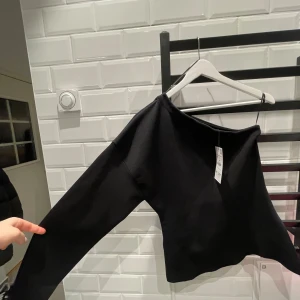 One shoulder topp - Helt oanvänd zara topp. I storlek M men passar S mes skulle jag säga! Helt slut såld på Zaars hemsida  