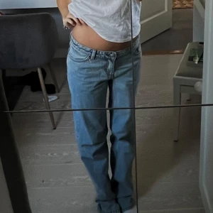 Lågmidjade Blå jeans - Snygga blå jeans med en klassisk straight fit. De har en låg midja och är perfekta för en avslappnad stil. Passar bra till en enkel t-shirt eller en mer uppklädd topp. Använda typ 2 gånger 