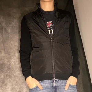 Massimo dutti - Fet cardigan, skick 9/10. Modell görs inte längre. Person på bild 180 63 kg. Size S